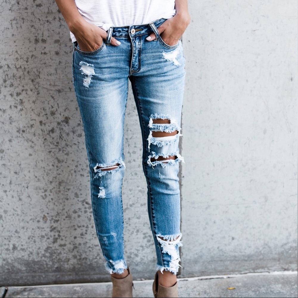 NEW Light Wash Distressed Denim Frayed Ankle Jeans - Picture 2 of 8